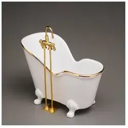 001.772/9 - Miniatur Sitzbadewanne in Weiß - Miniatur Sitzbadewanne im Maßstab 1:12, perfekt für Puppenhäuser. Handgefertigt aus feinstem Porzellan mit eleganter Goldumrandung. Detailreiche Verarbeitung für Sammler und Liebhaber.