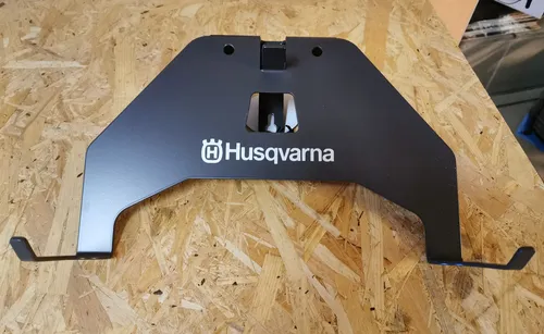 Husqvarna Wandhalter für Automower 310 / 315 / 315X - Rasenmäher-Zubehör, stabile Halterung für eine platzsparende Aufbewahrung Ihres Mähroboters und einfachen Zugriff.