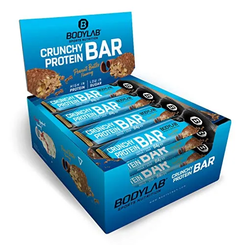 Bodylab24 Crunchy Protein Bar Peanut Butter 12 x 64g - Proteinriegel mit 20g Eiweiß pro Riegel, knuspriger Genuss mit wenig Zucker, ideal für unterwegs und zur Unterstützung des Muskelaufbaus.