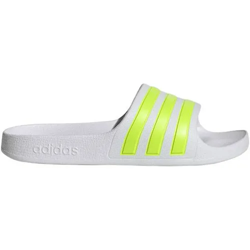 adidas Unisex Kinder Adilette Aqua Slides Kids, ftwr white/solar slime, 33 EU - Bequeme und leichte Badeschuhe für Kinder mit weichem Cloudfoam Fußbett. Ideal für den Strand oder das Schwimmbad – einfaches Slip-On-Design für schnelles An- und Ausziehen.