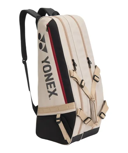 Yonex Racketbag 6R Gearlogic Beige - Praktische Tennistasche für bis zu 6 Schläger. Mit 2 Fächern, 1 Schuhfach und 3 Seitentaschen. Verstellbarer Schultergurt für optimalen Tragekomfort. Maße: 76 x 27 x 33 cm, aus robustem 100% Polyester.
