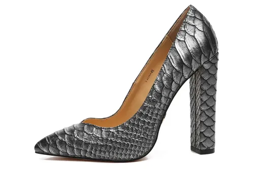 Giaro ALINA SILVER SNAKE Pumps in Silber 37 EU - Elegante Pumps in Silber mit Blockabsatz und spitzer Schuhspitze. Ideal für besondere Anlässe, vereinen sie Stil und Komfort. Hochwertiges Kunstleder sorgt für einen modernen Look.