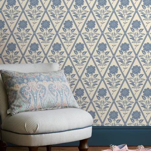Joules Vliestapete Juliette Floral, stilvolle Blütenmuster - Verleihen Sie Ihrem Zuhause mit dieser eleganten Vliestapete im Blumenmotiv einen frischen Look. Einfach anzubringen und ideal für kreative Raumgestaltungen.