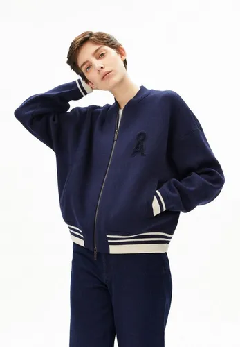 ARMEDANGELS Women's Iconic Å Bomber Jacket - Freizeitjacke in Blau Gr. S - Stylische Freizeitjacke in Blau mit farblichen Akzenten, ideal für den Alltag. Ohne Kapuze, aus 77% Baumwolle für angenehmen Tragekomfort. Jetzt entdecken!