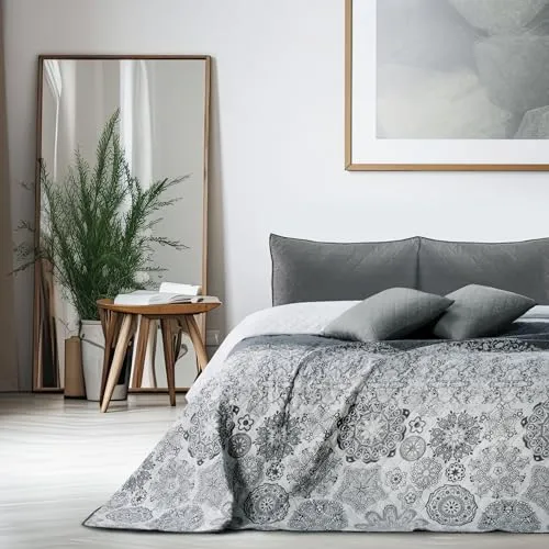 DecoKing Queensize-Bett: Wendbare Tagesdecke in Grau Weiß, 200x220 - Bettdecken in modernem Design, wendbar für einen stilvollen Wechsel. Pflegeleicht und dauerhaft faltenfrei aus hochwertigem Polyester.