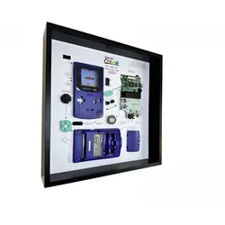 GRC Retro Art Nintendo Gameboy Color Display - Lila - Nostalgisches Display für die Nintendo Gameboy Color Konsole von GRC. Schützt und präsentiert in stylischem Lila, ideal für Sammler und Gamer. Hochwertige Materialien sorgen für Langlebigkeit und Staubschutz.