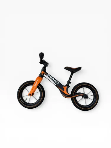 Berlin Bike Laufrad für Kinder ab 3 Jahren – Höhenverstellbar & leicht - Das Rolly & Growy Kinderlaufrad fördert spielerisch Gleichgewicht und Motorik. Mit einem ultraleichten Magnesiumrahmen und 12-Zoll Luftreifen ist es ideal für kleine Fahrer bis 30 kg. Ergonomisch gestaltet für sicheres Fahren!