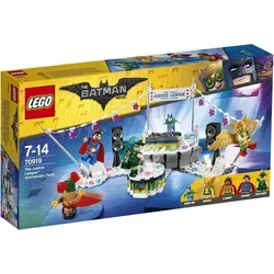THE LEGO® BATMAN MOVIE 70919 - The Justice League™ Anniversary Party - LEGO Bausatz für Superhelden-Fans ab 7 Jahren, mit 267 Teilen für ein spannendes Bau- und Spielerlebnis aus der beliebten LEGO Batman Movie Reihe.