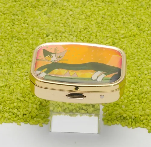 Fridolin Pillenbox Pillendose eckig Rosina Wachtmeister Katze auf Sofa
