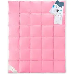 Mr. Pillow Daunendecke 135x200 - Ganzjahresdecke mit 60% Gänsedaunen - Die Mr. Pillow Daunendecke 135x200 bietet ganzjährigen Komfort mit 60% Gänsedaunen und einem robusten Baumwollinlett. Ideal für jede Jahreszeit, sorgt sie für optimale Wärme und Luftzirkulation.