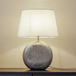 Lindby Tischleuchte Florentino, 1 x 15 W LED - Nachttischleuchten mit elegantem Design: Florentino vereint einen stilvollen Keramikfuß in Silber mit einem schmal zulaufenden Stoffschirm. Perfekt für gemütliche Abendstunden!