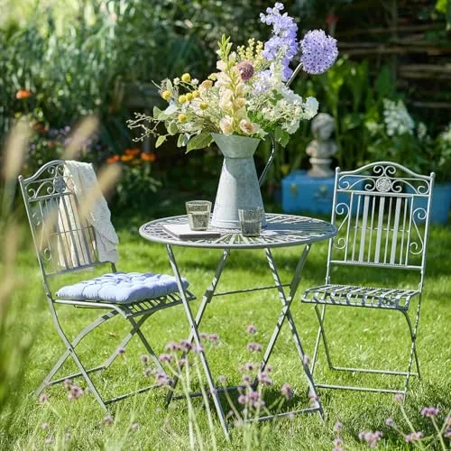 BUTLERS Gartenmöbel Set 3-TLG. Eisen -Terrace Hill- mit klappbaren Stühlen und Tisch - ELEGANTES VINTAGE-DESIGN: Dieses wetterfeste Gartenmöbel-Set bringt romantisches Flair in deinen Außenbereich. PLATZSPAREND: Die klappbaren Stühle und der Tisch lassen sich leicht verstauen und sind ideal für kleine Balkone.