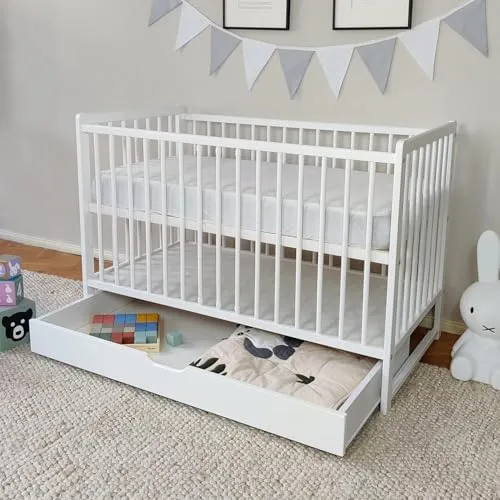 Kids Collective Babybett 60x120 mit Schublade - Hochwertiges Gitterbett aus Kiefern-Vollholz, höhenverstellbar und mit herausnehmbaren Sprossen. Ideal für Babys von Geburt bis 3 Jahre, mit praktischer Schublade für Ordnung im Kinderzimmer.