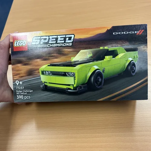 LEGO Speed Champions 77237 Dodge Challenger SRT Hellcat - LEGO-Bausatz für Kinder ab 9 Jahren. 390 Bausteine für ein aufregendes Spielerlebnis mit dem legendären Dodge Challenger SRT Hellcat, perfekt für rasante Abenteuer!