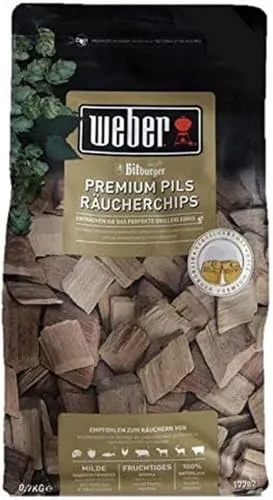 Weber Buchen-Räucherchips mit Bitburger Premium Pils/BBQ-Zubehör, Natürliche Räucherchips für den Grill, Süß-fruchtiges Aroma mit besonderer Bitburger-Note, 0,7 kg