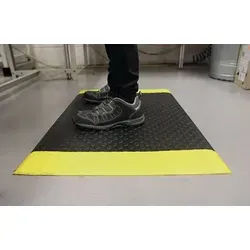 COBA Arbeitsplatzbodenbelag 1500x900mm schwarz - Ergonomische Arbeitsplatzmatte aus Schaumstoff mit rutschfester Noppenoberfläche. Ideal für trockene Innenräume und reduziert Stolpergefahren dank abgeschrägter Ränder. Mit geprüfter Qualität für den sicheren Einsatz.