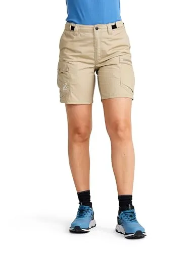 RevolutionRace Rambler Lightweight Pro Shorts für Damen - Wanderhosen für Damen, ultraleicht und wasserabweisend mit 4-Wege-Stretch für maximale Bewegungsfreiheit und verstellbarer Taille für individuellen Komfort.