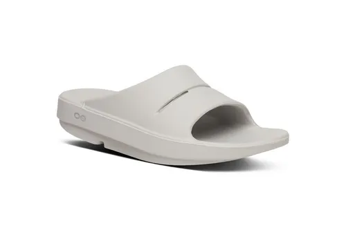 Oofos Sandale Ooah Recovery - hellgrau - Größe 43 - Die Oofos Sandale Ooah Recovery vereint stilvolles Design mit einzigartiger OOfoam Technologie. Ideal für Erholung nach dem Sport, bietet sie optimalen Komfort und Unterstützung für Füße und Gelenke.