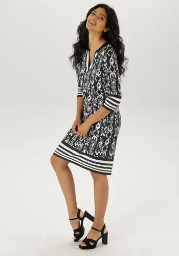 Jerseykleid mit femininen Ethno-Muster Allover - Sommerkleider mit schicker Eleganz! Dieses Jerseykleid von Aniston Selected begeistert mit einem dekorativen V-Ausschnitt und figurumspielender Passform.