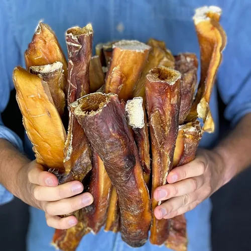 Getrocknete Rinderkopfhaut für Hunde 25cm - 1Kg Kausnack - Kausnacks & Leckerlis, getreidefrei und ideal für die Zahnpflege, stärkt die Kaumuskulatur und ist für Hunde jeden Alters und Größe geeignet!