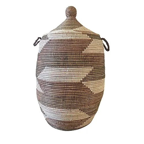 Wäschekorb Afrika - Handgewebter Flechtkorb aus Senegal (XXL, Zick Zack Braun & Weiß) - Funktionaler Wäschekorb im Fair Trade Design, handgefertigt aus Savannengras. Ideal zur stilvollen Aufbewahrung im Bad oder Wohnzimmer. Erhältlich in verschiedenen Größen.