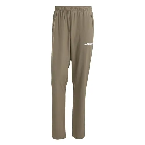 adidas Herren Terrex Multi Essentials Stretch Pants, Olive Strata, S - Herren-Stoffhosen mit elastischem Bund und seitlichen Reißverschlusstaschen, ideal für Outdoor-Aktivitäten und Komfort in jeder Situation.