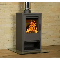 V05 EEK A+ Kaminofen Regina 9 kW - Kaminofen für umweltfreundliches Heizen mit Holz, hohe Heizleistung und effiziente Luftführung, ideal für gemütliche Hütten und Werkstätten.