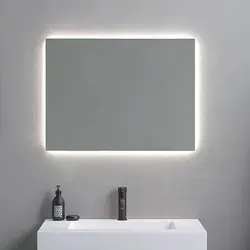 LED Badezimmerspiegel 60x80 - Umkehrbar mit Hintergrundbeleuchtung - Moderner Badezimmerspiegel 60x80 mit umlaufender LED-Beleuchtung. Umkehrbar montierbar, inklusive Transformator und Flachbandkabel. Perfekt für stilvolle Badezimmer.