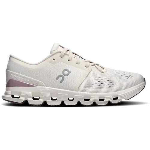 ON Damen Workoutschuhe Cloud X 4 – Flexibel und Leicht - Ideal für HIIT, Mountain Climbers und Squat Jumps. Dieser flexible Trainingsschuh bietet hohen Tragekomfort und optimale Bewegungsfreiheit für dein Workout.