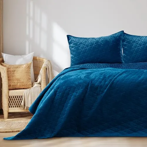 AmeliaHome Tagesdecke Laila 220x240 cm blau - Bettdecken in Velvet Samt, hautfreundlich und allergikergeeignet. Geometrisches Muster verleiht Ihrem Raum Charakter. Pflegeleicht und waschbar bei 30 Grad.