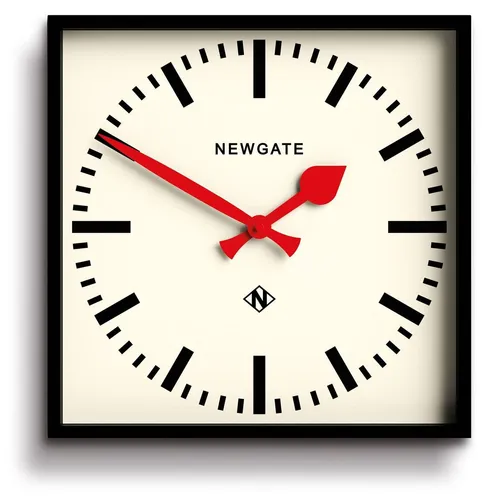 Newgate Number Five - Red Wanduhr - Quadratische Bahnhofswanduhr mit bunten roten Zeigern, ideal zum Aufhellen von Küche, Wohnzimmer oder Büro.