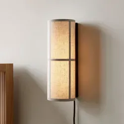 Wandleuchte Audo Copenhagen Hashira, Beige, für stilvolle Wohnräume - Elegante Wandleuchte mit zylindrischem Leinenlampenschirm, inspiriert von japanischen Traditionen. Sie schafft eine stimmungsvolle Atmosphäre und passt perfekt in jedes Einrichtungskonzept.