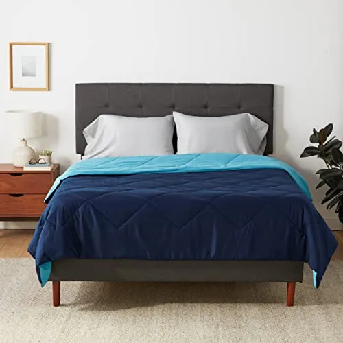 Amazon Basics Ganzjahresdecke, 4 Jahreszeiten Waschbare Bettdecke Ohne Bezug, Wendbare Tagesdecke aus Mikrofaser, 220 x 240 cm, Marineblau/Himmelblau