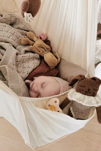 Membantu® Federwiege Premium für Babys (Cozy Cradle) in Natur - Babywippe aus 100% Baumwolle, ideal ab Geburt bis 12 Monate. Mit Baldachin für einen ruhigen Schlaf und hohem Komfort durch weiche Matratze. Sicher mit Sicherheitsgurt und stabiler Befestigung.