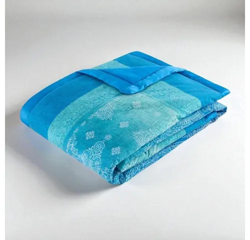 Bassetti Granfoulard Plaid Decke Kerala B1 blau 135x190 - Hochwertige italienische Wohndecke aus 100% Baumwolle, mit stilvollem Paisley-Motiv und Farbverlauf in Blau und Türkis. Ideal für gemütliche Abende und pflegeleicht bei 40°C Maschinenwäsche.