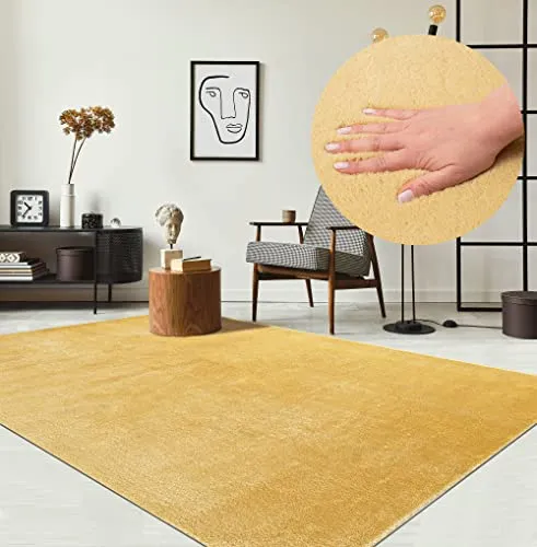 the carpet Relax Moderner Flauschiger Kurzflor Teppich, Anti-Rutsch Unterseite, Waschbar bis 30 Grad, Super Soft, Felloptik, Gold, 80 x 150 cm