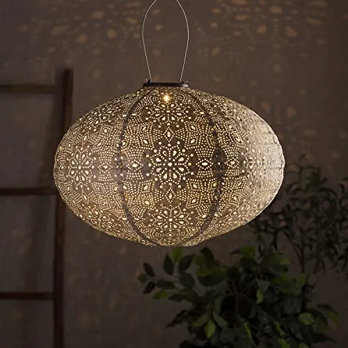 Lights4fun LED Solar Lampion Oval - Marokkanische Laterne für den Außenbereich - Stimmungsvolle LED Solar Laterne mit marokkanischem Design, ideal für Balkon und Garten. Mit praktischer Metallschlaufe zum Aufhängen und IP44 Schutz für wetterfeste Nutzung.