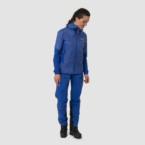 Salewa Ortles Hybridjacke für Damen – Blau, Größe 38/32 - Die Ortles Hybridjacke kombiniert Wärme und Flexibilität für Skibergsteigen und Klettern. Ihre innovative Isolierung passt sich den Bedürfnissen aktiver Phasen an und sorgt für optimalen Tragekomfort in kalten Bedingungen.