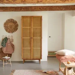 Tikamoon Jugendzimmer-Set Kinderschrank Ninon aus Pinienholz - Komplettzimmer mit FSC®-zertifiziertem Pinienholz und stilvollem Rattangeflecht – ideal für ein aufgeräumtes Kinderzimmer mit 2 Türen und 4 Einlegeböden.