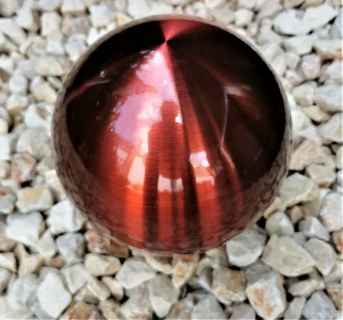 Dekorationskugel 15 cm Edelstahl rot matt gebürstet - Gartenfiguren & Verzierungen - Stilvolle 15 cm große Kugel aus gebürstetem Edelstahl, ideal für Balkon, Blumenbeet und Veranda, bringt modernen Glanz in Ihren Außenbereich.