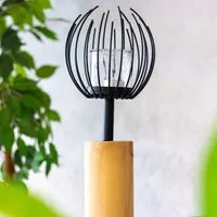 Frank Flechtwaren Windlicht-Säule Blütenkorb - Elegantes Windlicht aus mattschwarzem Metall und naturbelassenem Holz, perfekt für stimmungsvolle Beleuchtung im Innen- und Außenbereich.
