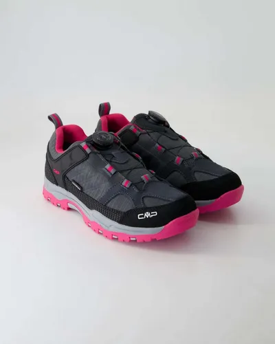 CMP Kids Kiruna Low Fitgo WP Trekking Schuhe grau-fuxia (Gr. 41) - Die CMP Kids Kiruna Low Fitgo WP Trekking Schuhe sind perfekt für kleine Abenteurer. Mit dem innovativen FitGo L7-2 Schließsystem und wasserdichter Membran bieten sie Komfort und Schutz bei jedem Wetter.