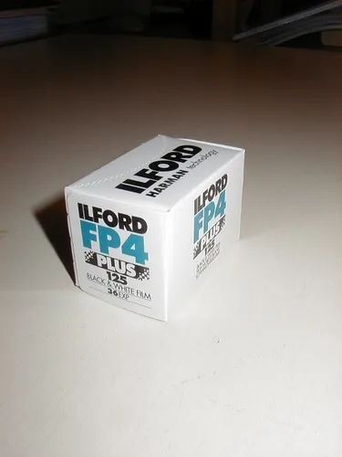  ILFORD FP 4 PLUS  SW FILM  135 - 36  FRISCH OVP !    02/2030 1