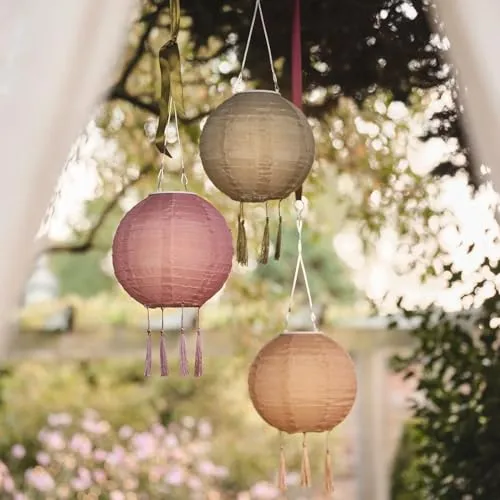 Lights4fun LED Laterne 3er Set Lucena Festival Solar-Lampions - Set aus 3 stilvollen Solar-Laternen in Braun, Grün und Rot, ideal für stimmungsvolle Abende im Garten. Mit bunten Quasten für einen festlichen Look.