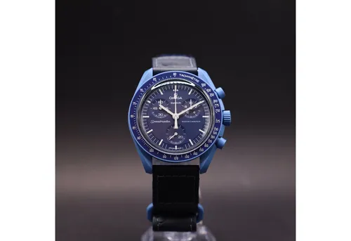 Swatch Chronograph OMEGA x Swatch MoonSwatch Mission to Neptune - Eleganter Chronograph in satten Blautönen mit Bioceramic Gehäuse und hochwertigem Straußenlederarmband. Ideal für stilbewusste Uhrenträger, die ein markantes Design schätzen.