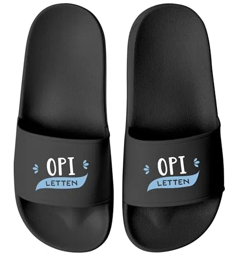 MoonWorks® Badeschlappen Herren Papi Opi Letten - Lustige Hausschuhe für Vatertag und Geburtstag - Lustige Badeschlappen für den coolsten Papa oder Opa! Ideal für Garten, Pool oder als Geschenk. Rutschhemmende Sohle und ergonomisches Fußbett sorgen für höchsten Komfort. Überrasche deine Lieben mit diesen farbenfrohen Hausschuhen!