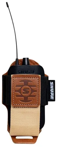 Shure SH-BODYPACK-PTN-L Wireless Transmitter Pouch Tan - Elegante Tasche aus echtem Leder für Shure Wireless Bodypack Transmitter. Robuste Verarbeitung und Gürtel- oder Gurtbefestigung bieten optimalen Schutz und Komfort im Einsatz.