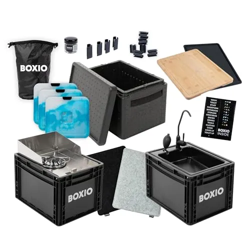 BOXIO - Kitchen Bundle: Mobile Campingküche ohne Strom mit Kochbox, Waschbecken & Gaskocher mit Outdoor Zubehör Schneidbrett, Kühlakkus, Sitzkissen UVM. Perfekte All-in-one Lösung
