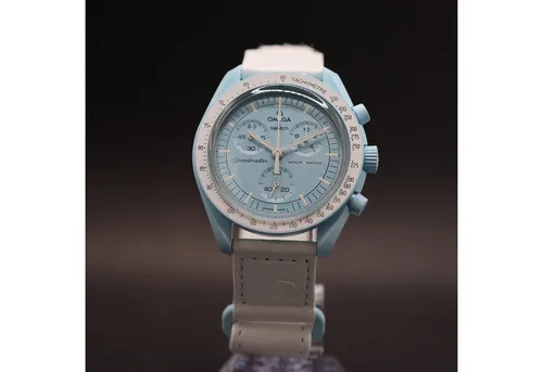 Swatch Chronograph OMEGA x Swatch MoonSwatch Mission to Uranus - Moderne Armbanduhr mit sportlichem Flair: Die Mission to Uranus vereint Pastellblau mit eleganten Details und einem hochwertigen Straußenlederarmband. Ideal für stilbewusste Träger, die ikonisches Design schätzen.