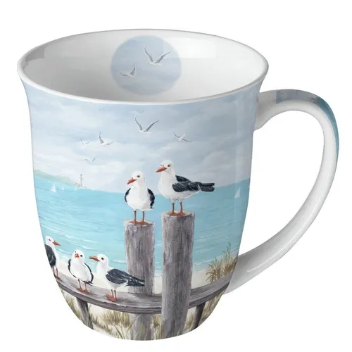 Porzellantasse MÖWEN | Seagulls on the dock 0,4l by Ambiente - Stilvolle Porzellantasse im Landhausdesign, ideal für jeden Anlass. Mit einem einzigartigen Möwenmotiv bringt sie maritimes Flair in Ihre Kaffeepause.